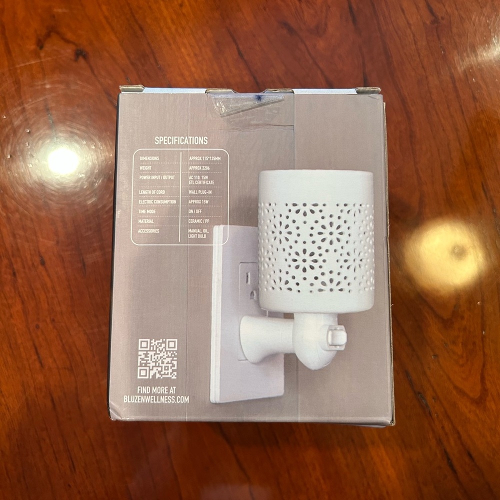 Bluzen Ceramic Plug-In Oil Diffuser - Picture 2 of 4